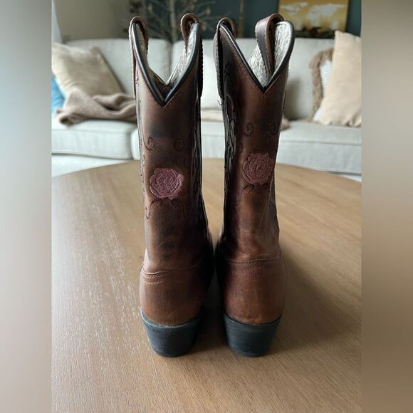 Women Smokey mountain boots style 3771 pattern Rosette, Brown Distress Sz 6 NWOT - Picture 11 of 16